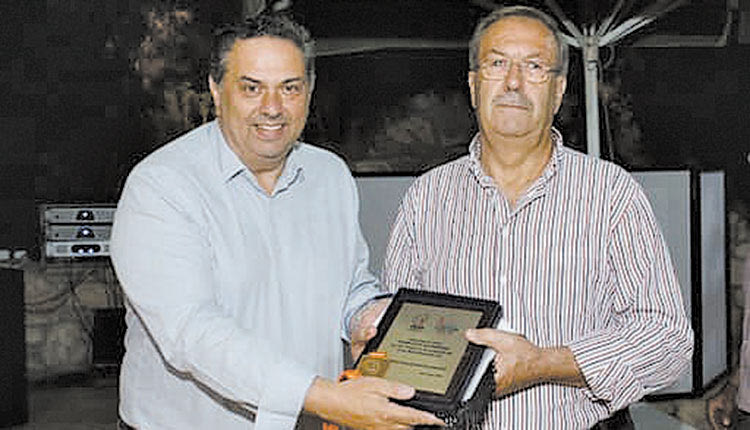   Ο κ. Πιτσούλης βράβευσε τον κ. Καρουζάκη