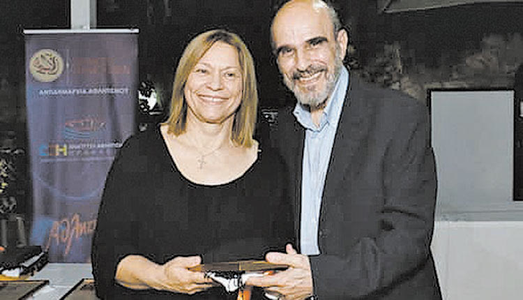   Ο κ. Δασκαλάκης βράβευσε την κ. Ρινακάκη