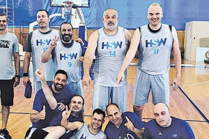 Η ομάδα γτων 45άρηδων του ΣΒΕΚΗ που πήρε την πρωτιά στην κατηγορία τους