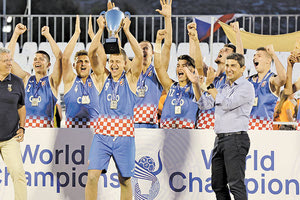 Η ομάδα της Κροατίας σηκώνει το κύπελλο στον Καρτερό