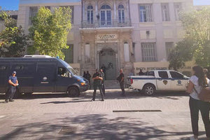 Την Τετάρτη θα απολογηθούν οι οκτώ συλληφθέντες