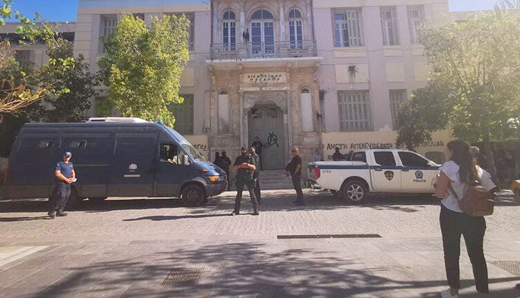 Την Τετάρτη θα απολογηθούν οι οκτώ συλληφθέντες