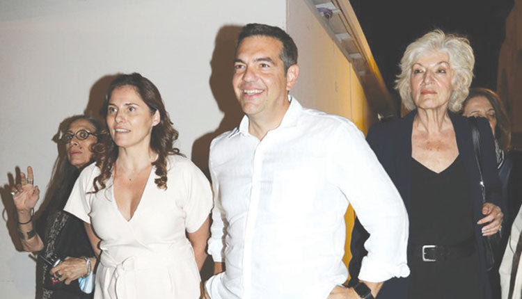 Για να τιμήσουν τον Καλδάρα και τον Γ. Νταλάρα βρέθηκαν στο Ηρώδειο το βράδυ της Κυριακής ο πρόεδρος του ΣΥΡΙΖΑ, Αλέξης Τσίπρας, μαζί με τη σύζυγό του, Μπέτυ Μπαζιάνα.