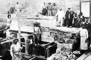 ΦΩΤΟΗΜΕΡΑΣ: Στην Κνωσό το 1905. Στο κέντρο ο Άρθρουρ Έβανς με τους εργάτες και τους συνεργάτες του.