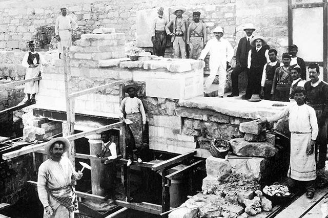 ΦΩΤΟΗΜΕΡΑΣ: Στην Κνωσό το 1905. Στο κέντρο ο Άρθρουρ Έβανς με τους εργάτες και τους συνεργάτες του.