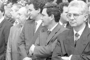 ΦΩΤΟΗΜΕΡΑΣ: Μια φωτογραφία πριν 30 περίπου χρόνια με στελέχη της τότε κυβέρνησης. Ο τότε περιφερειάρχης, αείμνηστος Γιώργος Σενετάκης, οι τότε βουλευτές Μιχάλης Γαλενιανός, Μαν. Κεφαλογιάννης, ο τότε νομάρχης Ηρακλείου Στράτος Παπαδάκης. Πιο πίσω διακρίνεται ο Στ. Ματζαπετάκης.