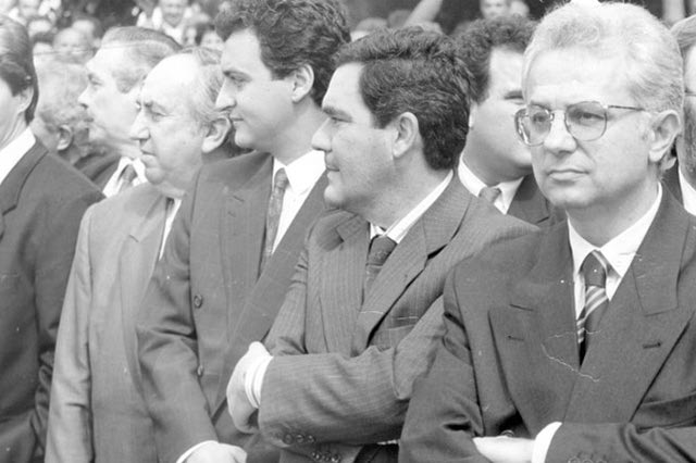 ΦΩΤΟΗΜΕΡΑΣ: Μια φωτογραφία πριν 30 περίπου χρόνια με στελέχη της τότε κυβέρνησης. Ο τότε περιφερειάρχης, αείμνηστος Γιώργος Σενετάκης, οι τότε βουλευτές Μιχάλης Γαλενιανός, Μαν. Κεφαλογιάννης, ο τότε νομάρχης Ηρακλείου Στράτος Παπαδάκης. Πιο πίσω διακρίνεται ο Στ. Ματζαπετάκης.