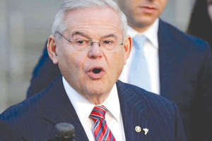 ο πρόεδρος της Επιτροπής Διεθνών Σχέσεων της Γερουσίας, Ρόμπερτ Μενέντεζ,