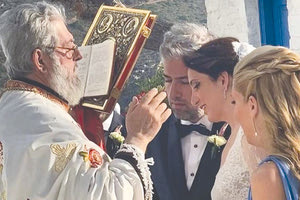 Χαρές για την οικογένεια Μητσοτάκη. Τα σκαλιά της εκκλησίας ανέβηκε η Μαρίκα Δημητριάδου, κόρη της Κατερίνας Μητσοτάκη με τον εκλεκτό της καρδιάς της, στην Τζια.