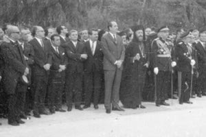 ΦΩΤΟΗΜΕΡΑΣ: Εκδήλωση στην Κρήτη τη δεκαετία του ‘60 με στελέχη της κυβέρνησης (παρών ο Κων. Μητσοτάκης) αλλά και βουλευτές όπως ο Μαν. Κεφαλογιάννης. Επίτιμος προσκεκλημένος ο τότε Αρχιεπίσκοπος Κύπρου Μακάριος.