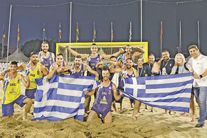 Δύο στα δύο είχε χθες η Εθνική ανδρών που φωτογραφίζεται με τον κ. Αυγενάκη