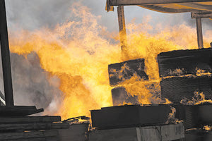 Η καταστροφική πυρκαγιά έκαψε 3 επιχειρήσεις