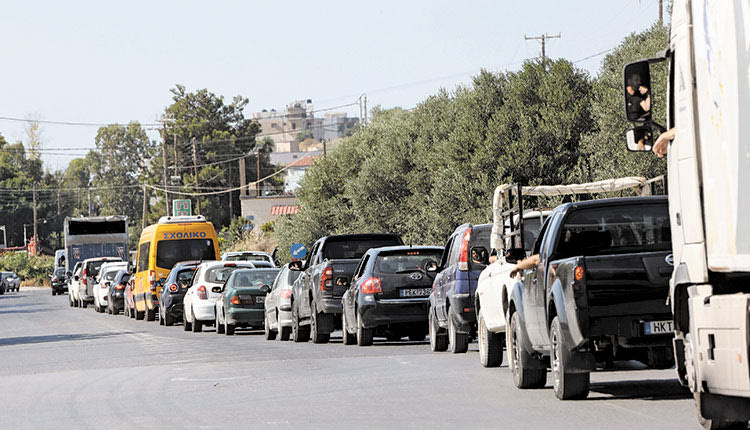 Οι ουρές οχημάτων είναι συνηθισμένο φαινόμενο στην περιοχή.  Πόσο μάλλον όταν πρέπει να προηγηθούν τα πυροσβεστικά οχήματα