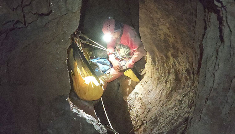 Κάτω από τον μαίανδρο ξεκινάνε τα μεγάλα πηγάδια... Ο Γιώργος Αγγελόπουλος αρματώνει κοντά στα 450 μέτρα βάθος 