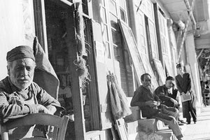 ΦΩΤΟΗΜΕΡΑΣ: Σε κεντρικό δρόμο του Ηρακλείου το 1935.