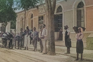 ΦΩΤΟΗΜΕΡΑΣ: Μια από τις παλαιότερες φωτογραφίες των Χανίων. Στον δρόμο “Διαδόχου Κωνσταντίνου”.