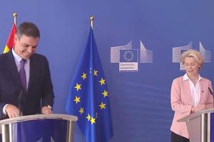 Ένα νεύμα που έκανε η Ούρσουλα φον Ντερ Λάιεν προς τους δημοσιογράφους λίγο πριν από τη συνέντευξη Τύπου και τη στιγμή που ο Ισπανός Πρωθυπουργός περνούσε από πίσω της, έγινε viral και τα σχόλια στο Twitter πήραν… φωτιά.