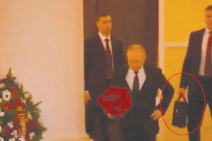 Κάθε φορά που ο Βλαντίμιρ Πούτιν ταξιδεύει για κάποιο προορισμό, δύο κύριοι τον συνοδεύουν και μεταφέρουν βαλίτσες.