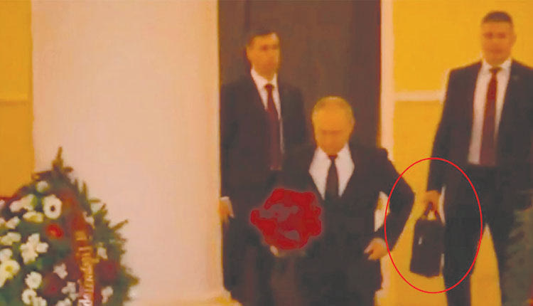 Κάθε φορά που ο Βλαντίμιρ Πούτιν ταξιδεύει για κάποιο προορισμό, δύο κύριοι τον συνοδεύουν και μεταφέρουν βαλίτσες.