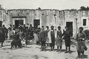 ΦΩΤΟΗΜΕΡΑΣ: Ένα Σάββατο στο παζάρι των Μοιρών, το 1917...