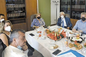 Στιγμιότυπο από την σύσκεψη που έγινε στο ΠΑΓΝΗ