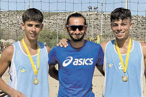 Οι Καρύκας και Βένιος έχοντας στη μέση τον κ. Μονιάκη