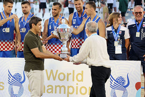 Ο υφυπουργός Αθλητισμού κ. Αυγενάκης με τον πρόεδρο της διεθνούς ομοσπονδίας χάντμπολ δίνουν το κύπελλο στην Κροατία