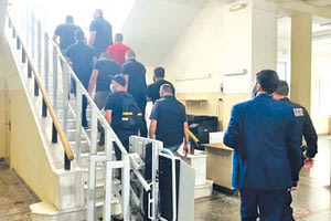 Κατά την προσαγωγή των συλληφθέντων στον εισαγγελέα