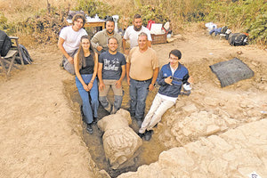 Η ομάδα των αρχαιολόγων με το άγαλμα του Αδριανο