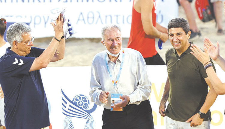 Ο κ. Αυγενάκης με αξιωματούχους του μπιτς βόλεϊ