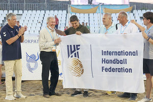 Ο κ. Αυγενάκης με αξιωματούχους του μπιτς βόλεϊ