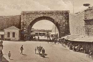 ΦΩΤΟΗΜΕΡΑΣ: Η Χανιώπορτα στις αρχές του περασμένου αιώνα. Δεξιά τα καφενεδάκια και στο βάθος καταστήματα (Εκδόσεις Αλικιώτης).