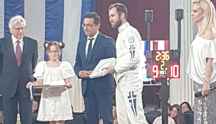 Ο Φουστανάκης παίρνει το χρυσό στεφάνι ελαίας