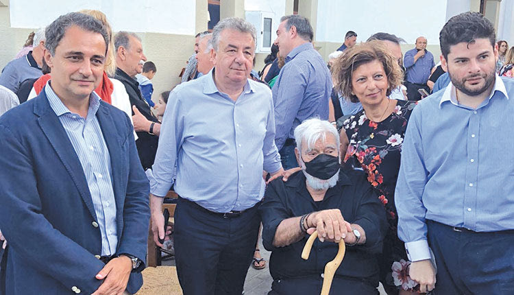 Βαθιά συγκίνηση, υπερηφάνεια αλλά και χαρά για τον ήρωα πατέρα του, Κωνσταντίνο Μπαντουβά, και τη μεγάλη ανθρώπινη ανταπόκριση-απόδοση τιμής στη μνήμη του έδειχνε στις τιμητικές εκδηλώσεις που πραγματοποιήθηκαν με επιτυχία στην Αυγενική, ο τουριστικός επιχειρηματίας και π. βουλευτής Κωστας Μπαντουβάς.