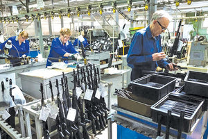 E, όχι, θα τους άφηναν! Τουλάχιστον 80 υπάλληλοι της LADA θα κατασκευάζουν από εδώ και στο εξής πυροβόλα όπλα, τροφοδοτώντας τη ρωσική εκστρατεία στα εδάφη της Ουκρανίας.