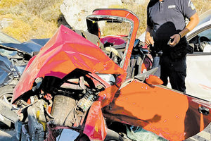 Το αυτοκίνητο μετατράπηκε σε άμορφη μάζα σιδερικών (φωτο από το Goodnet)