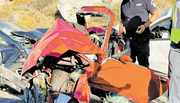 Το αυτοκίνητο μετατράπηκε σε άμορφη μάζα σιδερικών (φωτο από το Goodnet)