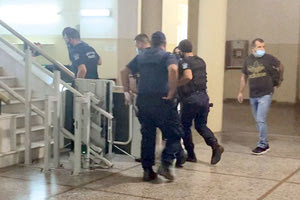 Κατά την προσαγωγή των κατηγορουμένων στον εισαγγελέα