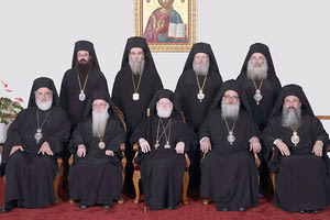 Κομβικής σημασίας η σημερινή ημέρα για το μέλλον της Εκκλησίας της Κρήτης. Εκτός απροόπτου, σήμερα, η Ιερά Επαρχιακή Σύνοδος συνεδριάζει για την κατάρτιση του Τριπρόσωπου, των Ιεραρχών που προτείνει για τη θέση του Αρχιεπισκόπου Κρήτης, μετά από τις εξελίξεις της υγείας του κ. Ειρηναίου. Σύμφωνα με όσα έχουν γίνει γνωστά, οι επικρατέστεροι για τη θέση είναι οι Μητροπολίτες Ρεθύμνης και Αυλοποτάμου κ. Ευγένιος, Αρκαλοχωρίου, Καστελλίου και Βιάννου κ. Ανδρέας και Κισάμου και Σελίνου κ. Αμφιλόχιος. Επίσης, είχε ακουστεί το όνομα του Μητροπολίτη Πέτρας κ. Γερασίμου. Το όνομα του νέου Αρχιεπισκόπου Κρήτης θα γίνει γνωστό το διάστημα 11 με 13 Ιανουαρίου, οπότε και συνεδριάζει η Αγία και Ιερά Σύνοδος του Φαναρίου υπό τον Οικουμενικό Πατριάρχη, κ. Βαρθολομαίο. Υπενθυμίζεται πως στις 2 Δεκεμβρίου, η Αγία και Ιερά Σύνοδος του Οικουμενικού Πατριαρχείου, κατά τη συνεδρίαση υπό την προεδρία του Παναγιότατου κ. Βαρθολομαίου, επικύρωσε την ομόφωνη απόφαση της Ιεράς Επαρχιακής Συνόδου της Εκκλησίας της Κρήτης και κατέταξε τον κ. Ειρηναίο στους εφησυχάζοντες Ιεράρχες. Η απόφαση της Ιεράς Επαρχιακής Συνόδου είχε στηριχθεί στις ιατρικές γνωματεύσεις της τριμελούς επιτροπής των κ. Δ. Κοφτερίδη, Χ. Λιονή και Ι. Ζαγανά. Το Σώμα, ο Οικουμενικός Πατριάρχης και δώδεκα Ιεράρχες, έδωσαν την έγκριση ώστε να κηρυχθεί σε χηρεία ο Αρχιεπισκοπικός θρόνος και από εκείνη τη στιγμή καθήκοντα τοποτηρητή ανέλαβε ο αρχαιότερος Ιεράρχης, δηλαδή ο Μητροπολίτης Λάμπης και Σφακίων κ. Ειρηναίος.