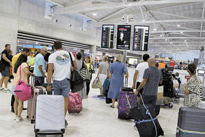 αφίξεις τουριστών αεροδρόμιο