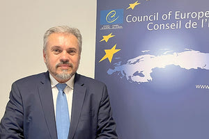 Ο ιδρυτής και πρόεδρος του Δρόμου Ιστορικών Καφέ Βασίλης Σταθάκης