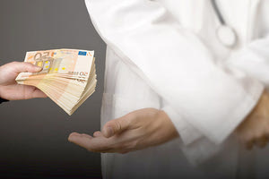 Σύλληψη γιατρού για «φακελάκι»