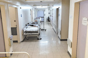 Κρεβάτια στους διαδρόμους της στην Ψυχιατρικής κλινικής του ΠΑΓΝΗ