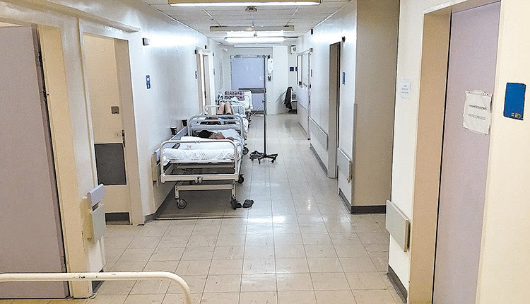 Κρεβάτια στους διαδρόμους της στην Ψυχιατρικής κλινικής του ΠΑΓΝΗ