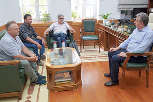 Συνάντηση Αρναουτάκη με τον δήμαρχο Αγ. Νικολάου