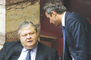 Ο πρώην πρόεδρος του ΠΑΣΟΚ Ευάγγελος Βενιζέλος με τον πρωθυπουργό