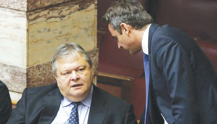Ο πρώην πρόεδρος του ΠΑΣΟΚ Ευάγγελος Βενιζέλος με τον πρωθυπουργό
