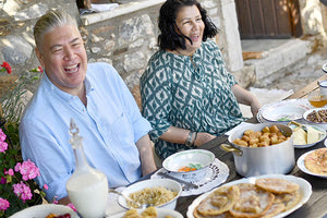 τηλεοπτικά γυρίσματα στην Κρήτη με επίκεντρο την κρητική γαστρονομία και παρουσιαστή το Βρετανό Jonathan Phang.