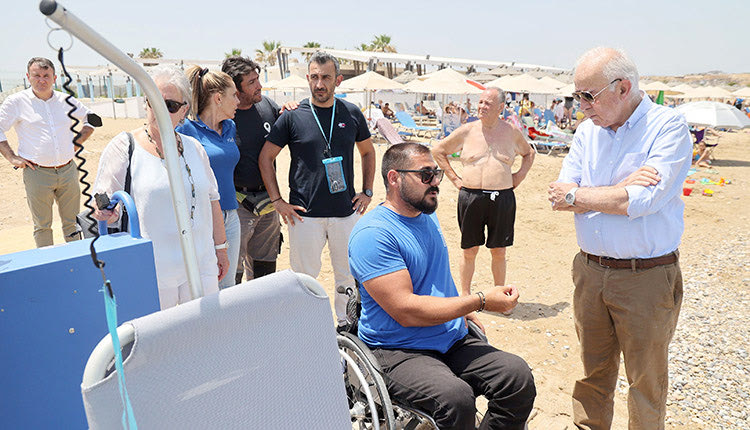 H ράμπα ΑμεΑ στην δημοτική παραλία «Ακτή» στον Καρτερό