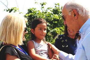 Στη δράση «Φύτεψε ένα σπόρο, σπείρε ένα μήνυμα» στην οδό Εφόδου, στο πλαίσιο του φεστιβάλ Refugee Week Greece